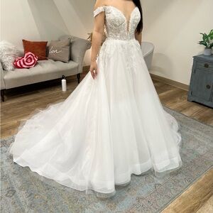 Allure Bridals Off-Shoulder White Lace Gown (Unaltered/Unworn)